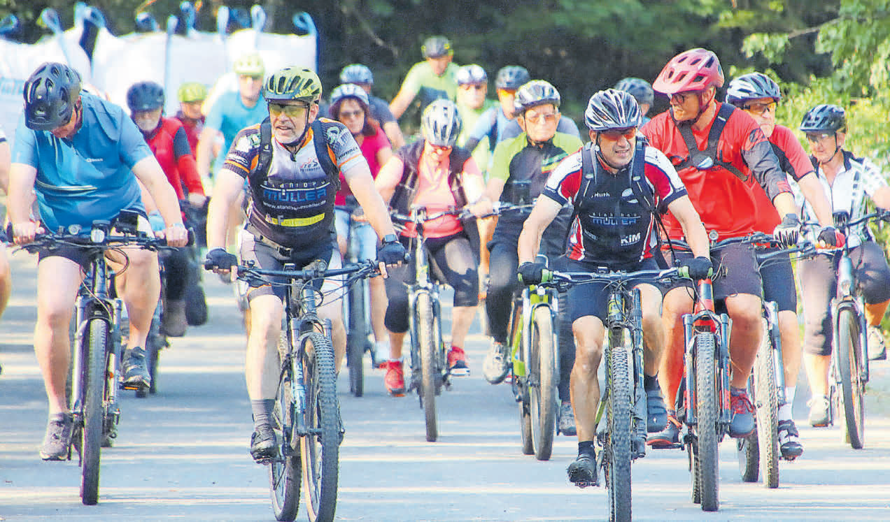 Parkplatz am Keltenpark: Die Teilnehmer der 22. SZ-Radtour fahren gemeinsam im großen Feld. FOTO: B&K Hier sind die Radfahrer auf dem Weg zum Züscher Hammer. FOTO: B&K