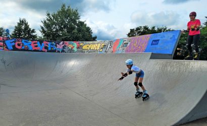 Mit etwas moralischer Unterstützung von Pia Sonnenschein (rechts) kann Frieda die Halfpipe bezwingen.