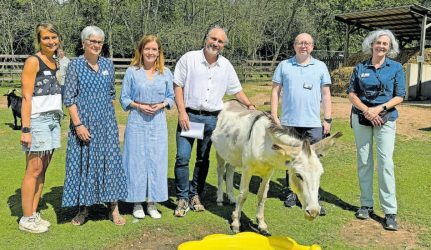 Janine Braunshausen (links) und (weiter von links) Petra Preßmar-Brun von der Kinder- und Jugendfarm Saarlouis, Sabine
Rubai und Dr. Steffen Wagner von der Saarländischen Krebsgesellschaft sowie Klaus Schönwälder und Eva Scherer
von Hilf Mit! während der „Auszeit vom Krebs“.