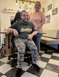 Dustin Velten und seine Mutter Natascha haben einen Spendenaufruf gestartet, um dem 21-Jährigen das Leben deutlich zu erleichtern. FOTO: JANA RUPP
