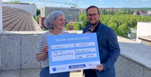 Eva Scherer, Geschäftsführerin Hilf-Mit! und Heiko Kuhna, Leiter Corporate Citizenship – Stiftung & Gewinnsparen, Sparda-Bank Südwest bei der Scheckübergabe für die SZ-Radtour. FOTO: THOMAS SCHILDTAUER