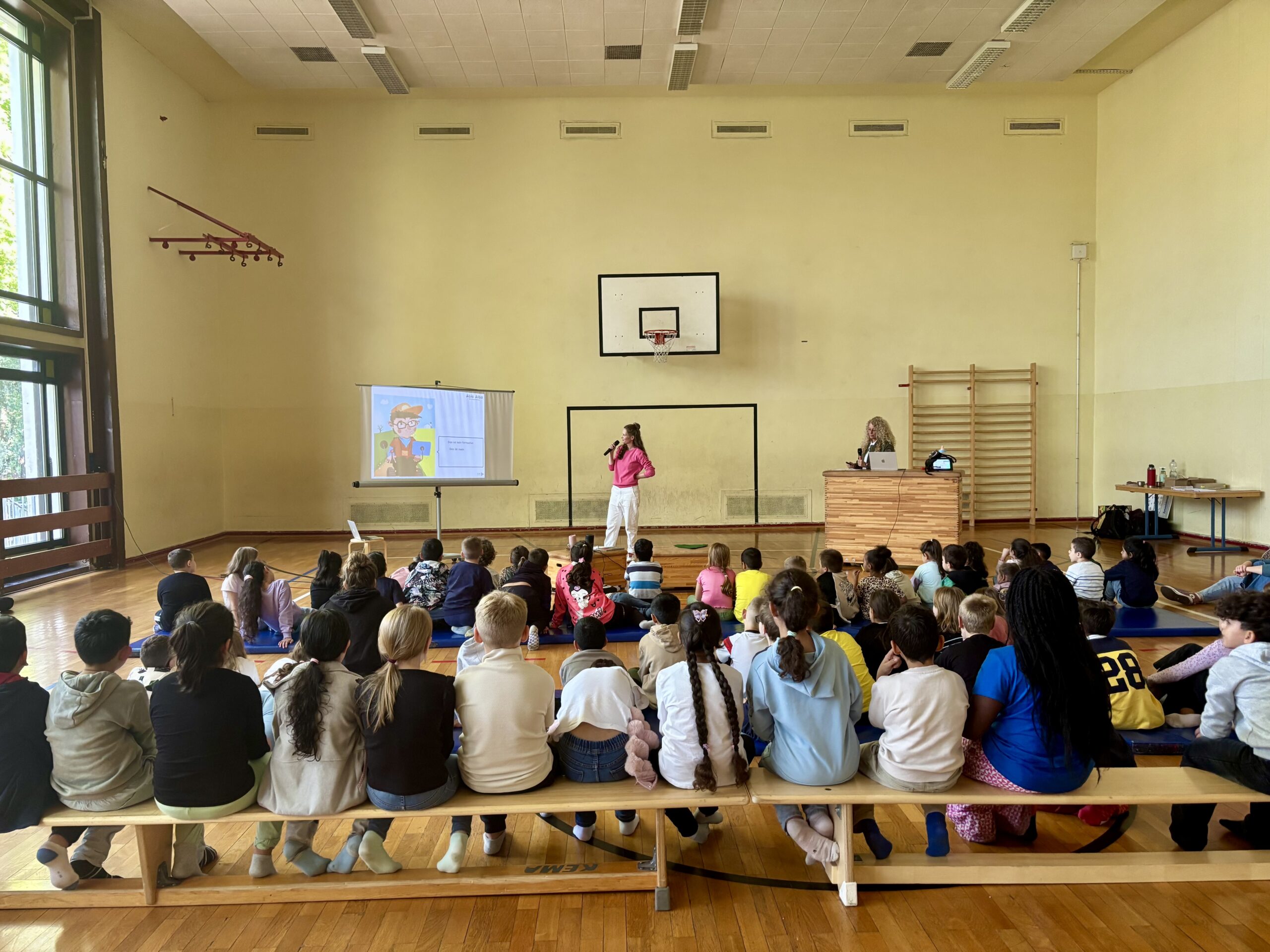 KaMa mittendrin_ li. Katrin Bühring, re. Maike Freiberg_ Erlebnis-Lesung inklusives Kinderbuch Abie Alba - Der Junge Ottokar 1