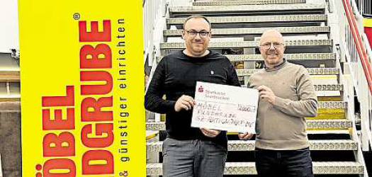 Daniel Schlachter (Möbelfundgrube) überreicht Dr. Klaas Michel (SZ) den Scheck über 2.000 Euro für Hilf-Mit!