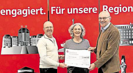 Dr. Klaas Michel, erster Vorsitzender Hilf-Mit, Eva Scherer, Geschäftsführerin Hilf-Mit nehmen von Frank Saar, Vorstandsvorsitzender der Sparkasse Saarbrücken, den Scheck entgegen. FOTO: THOMAS SCHILDTAUER