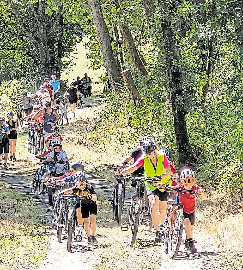 Aus Sicherheitsgründen hieß es bei der Familientour am steilsten Anstieg:Wer sein Fahrrad liebt, der schiebt.